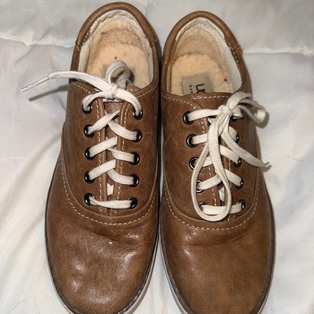 UGG women’s leather sneakers 5.5